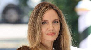 OVO JE BIOLOŠKI SIN ANĐELINE DŽOLI I BREDA PITA Godinama ga niko nije video, a sada se pojavio s majkom na crvenom tepihu