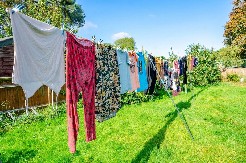 BRZO SE OD NOVIH PRETVORE U FRONCLE Evo kojih 5 komada odeće nikad ne treba sušiti na sušilici