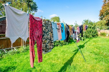 BRZO SE OD NOVIH PRETVORE U FRONCLE Evo kojih 5 komada odeće nikad ne treba sušiti na sušilici