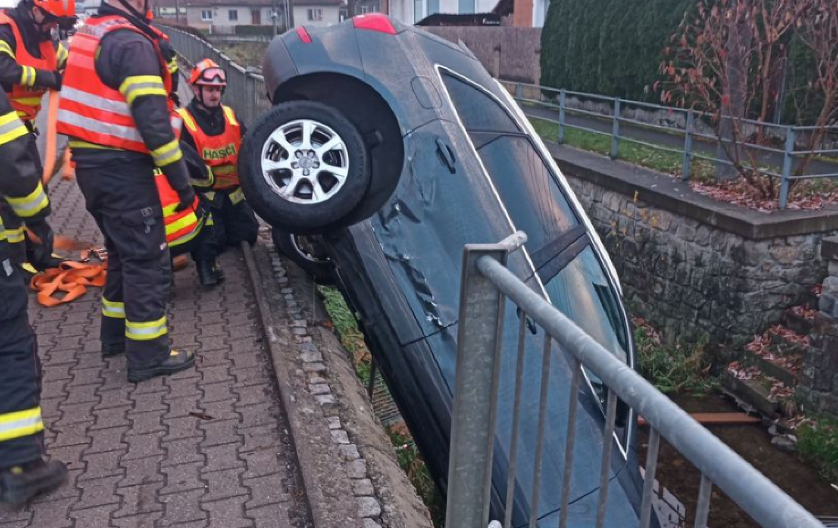 AUTOMOBIL SLETEO SA PUTA PRAVO U VODU! Šest osoba povređeno, od kojih četvoro dece! (FOTO)