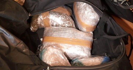 BEOGRADSKA POLICIJA NAŠLA PUN GEPEK DROGE Novopazarac se branio ćutanjem