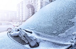 AKO NEMATE NI KAP SREDSTVA ZA ODMRZAVANJE, OVAJ TRIK SKIDA LED ZA 30 SEKUNDI Evo kako da sa strugalicom očistite stakla na kolima