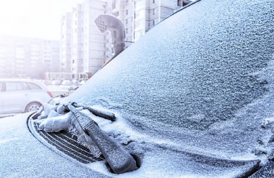 AKO NEMATE NI KAP SREDSTVA ZA ODMRZAVANJE, OVAJ TRIK SKIDA LED ZA 30 SEKUNDI Evo kako da sa strugalicom očistite stakla na kolima