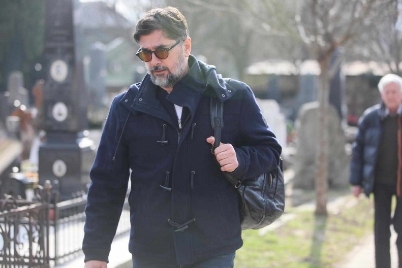 VOJIN ĆETKOVIĆ NASRNUO NA NOVINARKU Razlupao joj telefon na javnom mestu, javnost u šoku!