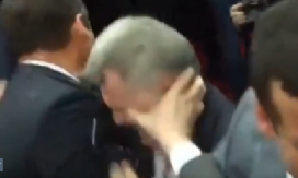 ĐILAS BRUTALNI SILEDŽIJA: Krvnički je ZABIO PRST U OKO čoveku, a odmah potom i njegov poslanik, GLEDAJTE SNIMAK (VIDEO)