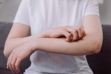 KOŽA VAS SVRBI, A RUKE I NOGE TRNU? Ovu su simptomi podmukle bolesti koju ima više od 800.000 Srba, ne ignorišite ih