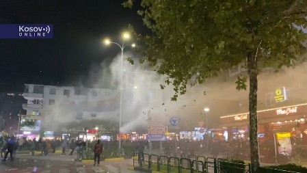 OPŠTI HAOS U TIRANI! Opozicija blokirala saobraćaj, policija ih raznela vodenim topovima! (VIDEO)