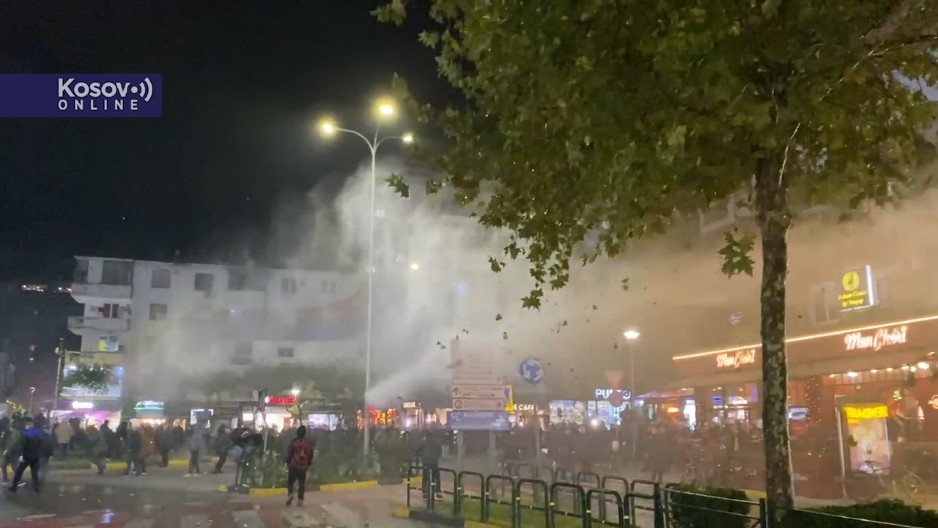 OPŠTI HAOS U TIRANI! Opozicija blokirala saobraćaj, policija ih raznela vodenim topovima! (VIDEO)