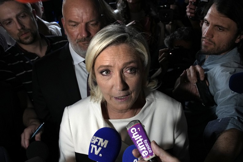 MARIN LE PEN PRETI RUŠENJEM VLADE? Opšti haos u Francuskoj!