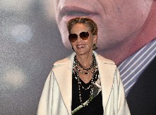 SVI ĆE OVE ZIME NOSITI ČIZME U "NEZAHVALNOJ BOJI"  Tako dobro dižu eleganciju na viši nivo, da je za njima odlepila i Šeron Stoun