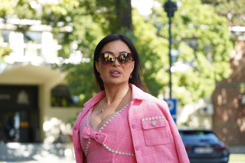 CECINA KUMA UBIJENA U SAČEKUŠI Bila je poznata voditeljka, presudili joj nasred ulice!