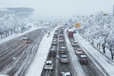 SNEŽNA OLUJA PARALISALA SEUL! Najteži novembarski sneg u poslednjih 117 godina odneo 4 života! (FOTO)
