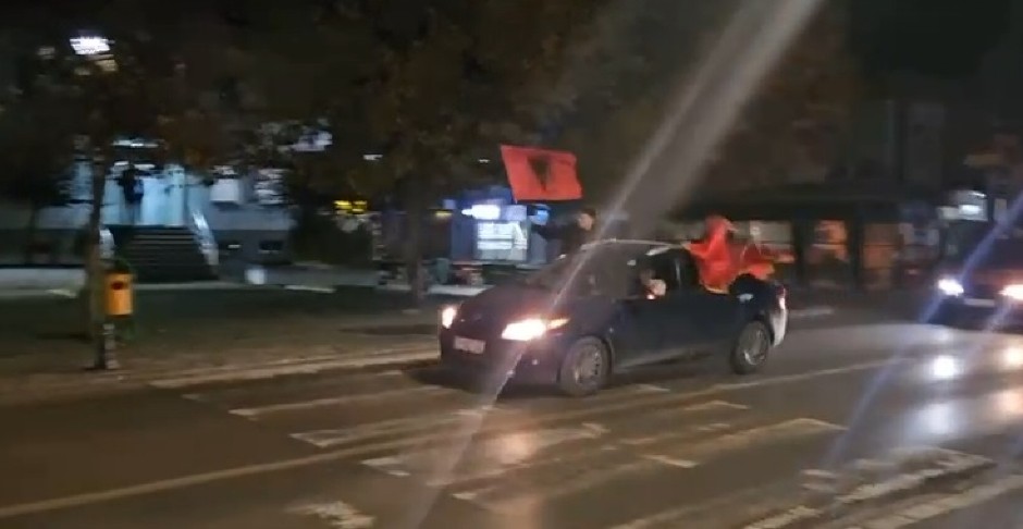 ALBANSKI PROVOKATORI DIVLJALI U GRAČANICI Kolona vozila sa zastavama, pogrdni uzvici, trubili i urlali pored manastira (VIDEO)