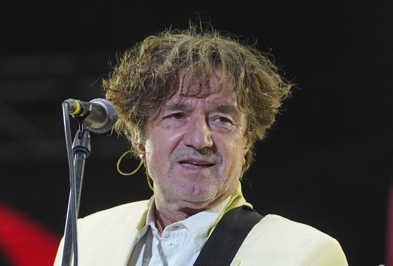 ĆERKE GORANA BREGOVIĆA SU RAZLIČITE VERE!  Jedna slavi Bajram, druga pravoslavni Božić, a treća...