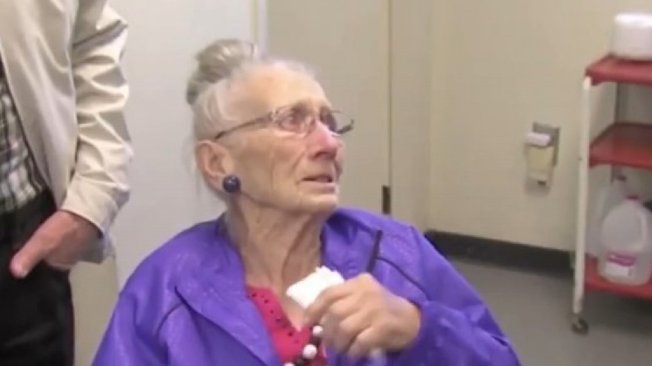 POŠTAR ZATEKAO JEZIV PRIZOR U BAKINOJ KUĆI Primetio da ne uzima poštu, njegovom hrabrom reakcijom izbegnuta tragedija! (VIDEO)