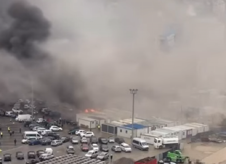 BUKTI POŽAR KOD STARE ŽELEZNIČKE STANICE U BEOGRADU! Gusti crni dim kulja (VIDEO)