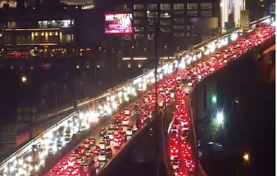 CRNI PETAK U BEOGRADU: Nezapamćen HAOS u Beogradu, sve je zakrčeno, vozila mile, kolona je 8 kilometara! (FOTO)