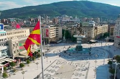 AMBASADA SRBIJE HITNO REAGOVALA Skoplje pod hitno da procesuira Albanca koji je skinuo tablu u Kumanovu