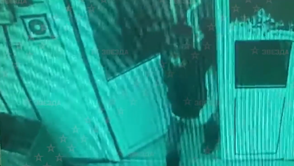 OČUH I MAJKA GA UŠIVALI NA ŽIVO, TERALI DA JEDE PRAŠAK ZA VEŠ Bekstvo zlostavljanog dečaka od kuće snimljeno kamerom (VIDEO)