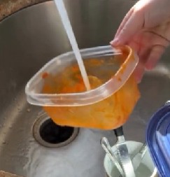 GENIJALAN TRIK KOJI MORATE ISPROBATI Očistite plastične posude od masnoće uz pomoć 3 sastojka iz kuhinje! (VIDEO)