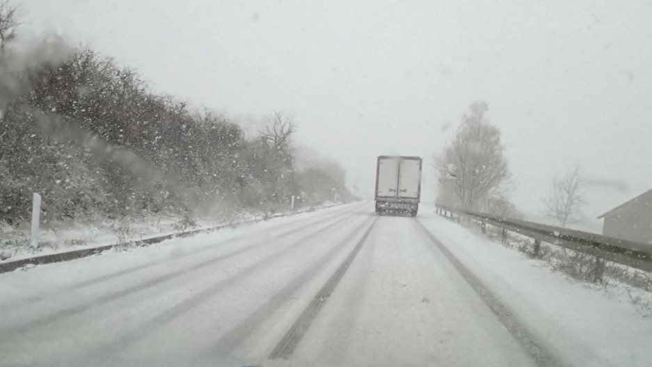 SNEG PRAVI HAOS U OVOM DELU SRBIJE Mešovite padavine najveća opasnost, uvedena zabrana za jednu grupu vozila