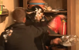 NEVIĐENA SRAMOTA NA FARMI! Učesnici se gađaju hranom, gledaoci zgoženi prizorom!