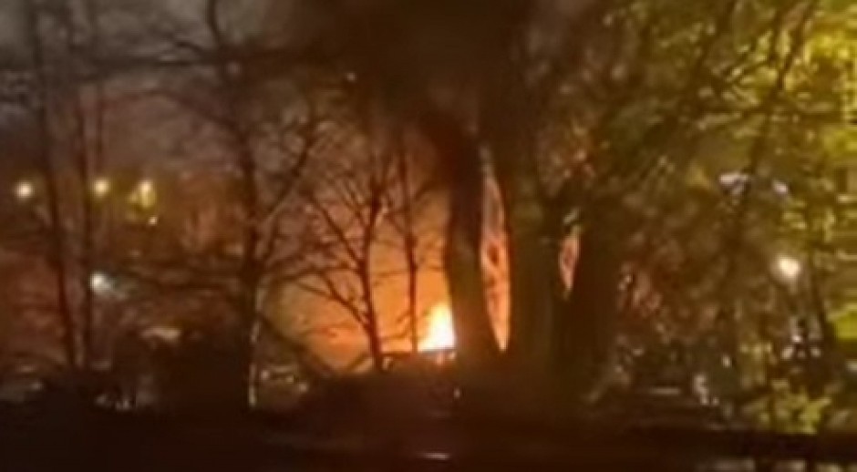 IZGOREO MERCEDES U PAUNOVOJ ULICI Zastrašujuća scena uznemirila stanovnike Banjice, vatra progutala auto (VIDEO)