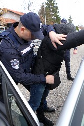 ČOVEKU U BATAJNICI SMRSKALI GLAVU MOTIKOM I METALNOM ŠIPKOM! Braća optužena za krvavu tuču na Dunavu