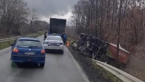 KAMION SLETEO S PUTA ČAČAK- KRAGUJEVAC  Teretnjak završio u kanalu, na bočnoj strani
