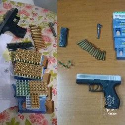 ODUZETI PIŠTOLJI, AUTOMATSKE PUŠKE I VIŠE OD 250 KOMADA MUNICIJE Pretri policije u više gradova