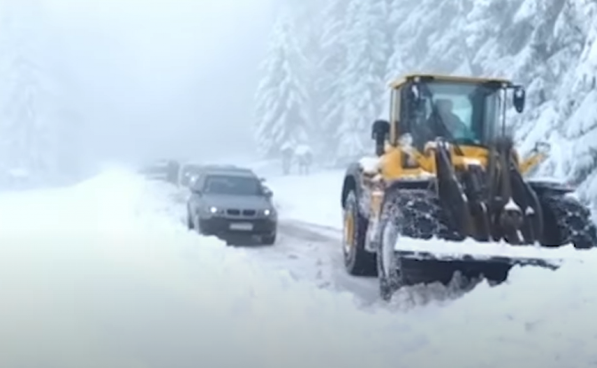 ''BEZ PREKE POTREBE NE KREĆITE OVAMO''! Vozačima upućen apel, ovde su putevi zavejani: Snežna mećava napravila haos