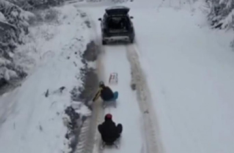 DA LI JE OVAJ ČOVEK NORMALAN? ŠTA TO RADI SA DECOM? Ljudi šokirani snimkom sa srpske planine (VIDEO)