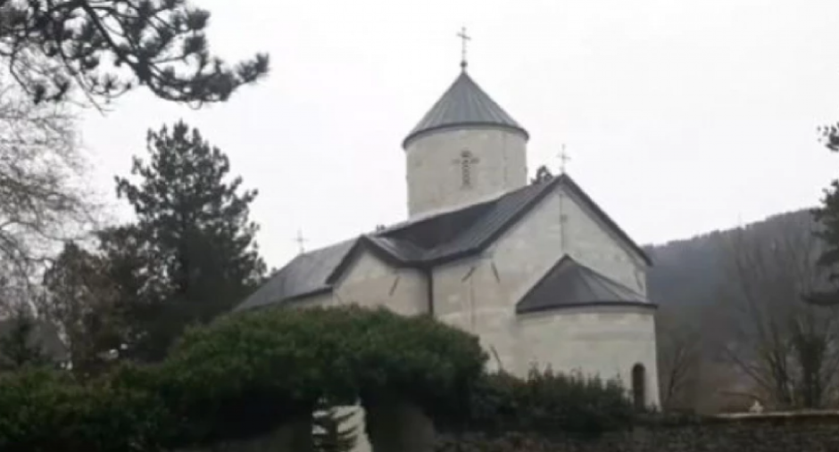 "KOME DA PRIJAVIM CRKVU?" Dečko iz Srbije živi pored crkve: "Svakog dana po sto puta, nepodnošljivo je"