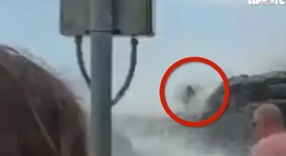 POJAVIO SE SNIMAK SMRTI POZNATE RUSKE GLUMICE: Talasi je odneli dok je vežbala jogu (VIDEO)