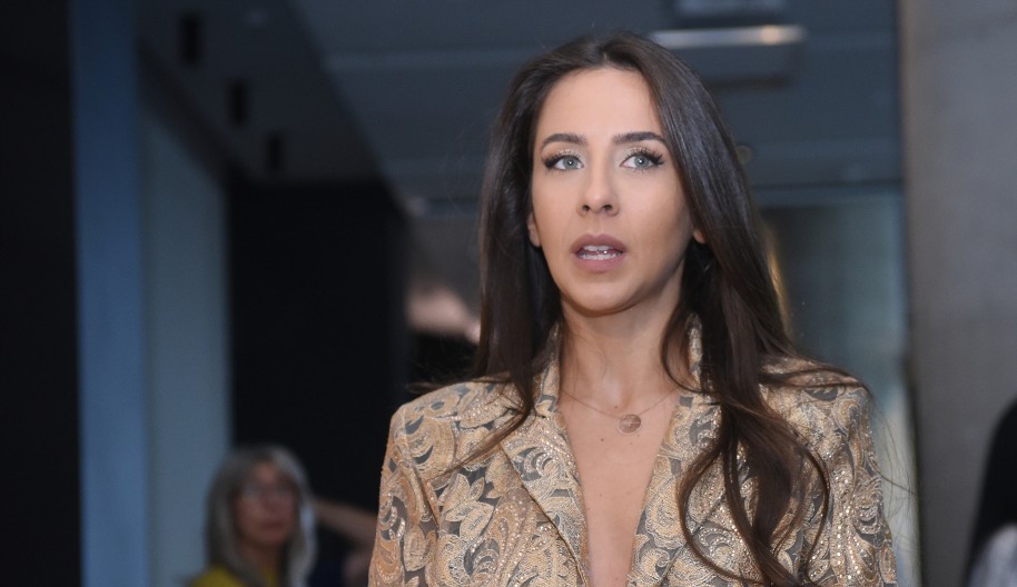 GLUMICA ŠOKIRALA STAJLINGOM! Zasijala u crnom stajlingu sa cirkonima, providna majica izazvala podeljene reakcije!