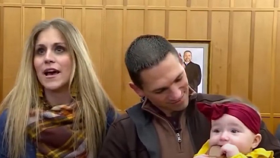 POLICAJAC PRIMIO ŠOKANTAN POZIV: ''ZATVORENA JE U KUTIJI, VRIŠTI'' Njegova reakcija će vam naterati suze na oči! (VIDEO)