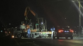 NESVAKIDAŠNJA SAOBRAĆAJNA NESREĆA KOD ČAČKA Viljuškar sleteo u kanal (FOTO)