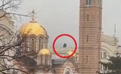 AU BRE, ŠTA JE OVO MAJKO MILA? Čudna pojava na crkvi u Banjaluci šokirala prolaznike, mreže se USIJALE od komentara! (VIDEO)