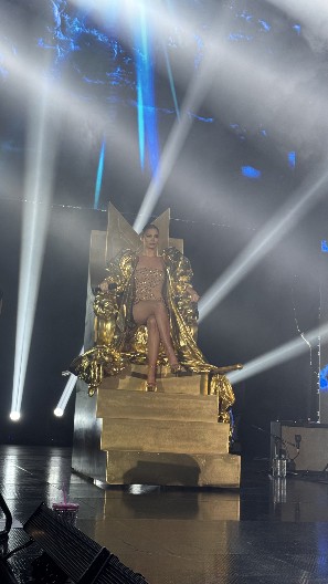 MILICA PAVLOVIĆ NAPRAVILA HAOS U SKOPLJU Koncert otvorila na zlatnom tronu u izazovnoj kombinaciji! (VIDEO)