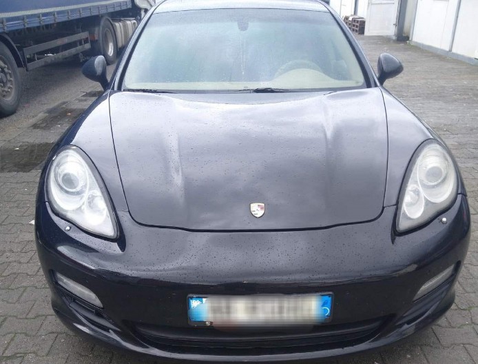 ALBANKA U SKUPOCENOM PORŠEU DOŠLA DO GRANICE, PA USLEDIO ŠOK! Policija odmah oduzela vozilo