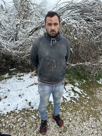 PRVA SLIKA I SNIMAK HAPŠENJA MONSTRUMA Ubio ženu i sina, policija ga pronašla u šumi! Doveden pred stanicu (VIDEO)