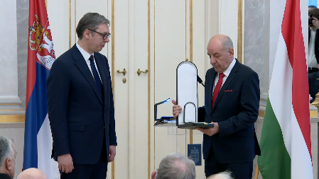 Vučiću predsednik Mađarske uručio Veliki krst Ordena za zasluge – „Orden još jedan kamen na divnom putu saradnje Srbije i Mađarske“