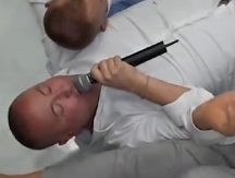 ĐANI SE KRIŠOM OPIJAO, SLAĐA DIGLA RUKE Otkrila kakav haos pravi kad popije: "Otima mikrofone, penje se na sto!"