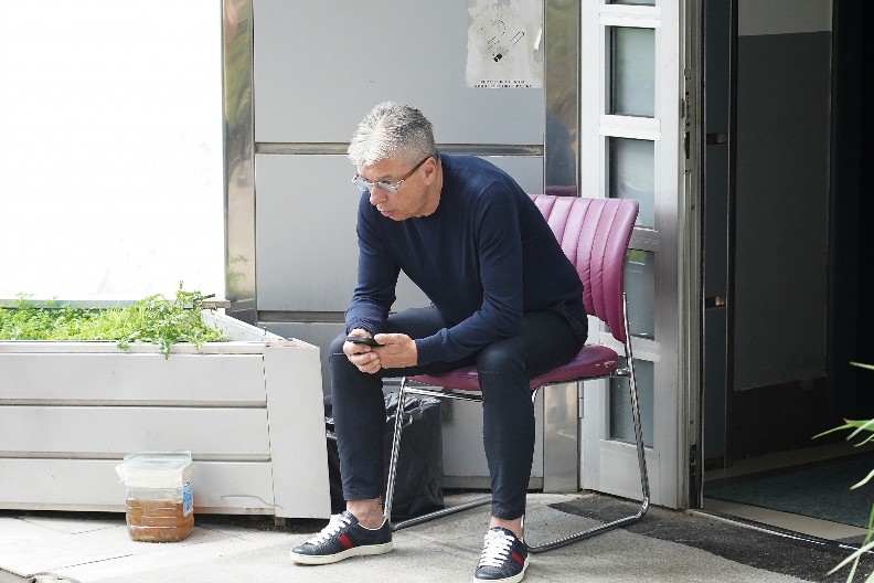 EVO ŠTA SE DEŠAVA U DOMU SAŠE POPOVIĆA! Fotografija nastala u četiri zida vile na Bežanijskoj kosi