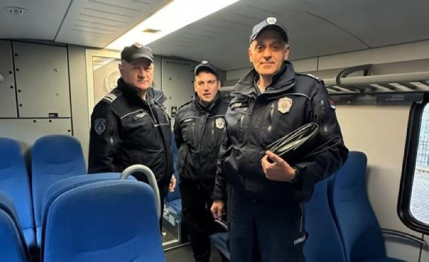 IZGUBIO NOVAC DOK JE IZLAZIO IZ VOZA U PRIBOJU: Neočekivani obrt usledio je kad mu je ZAZVONIO TELEFON - sa druge strane slušalice bila je POLICIJA (FOTO)