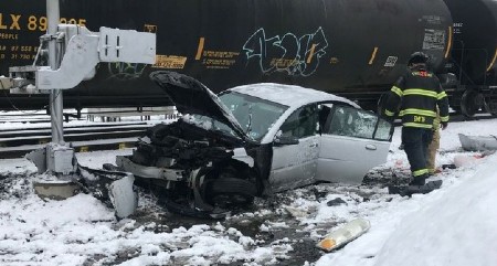 HOROR NA ŠINAMA, VOZ UDARIO U AUTO I BUKVALNO GA SMRSKAO Pozadi je sedeo trogodišnji dečak- a onda se začuo njegov plač! (VIDEO)