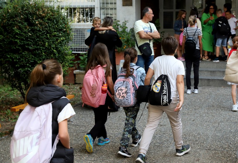 CRNOGORCI PRELOMILI! Zabranjena upotreba mobilnih telefona tokom časova u svim školama u Crnoj Gori