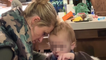 SIN JOJ PSUJE, A ONA UMIRE OD SMEHA Paris Hilton je nije mogla da diše kada je njeno dete izgovorilo ovu reč, razbesnela majke u Srbiji