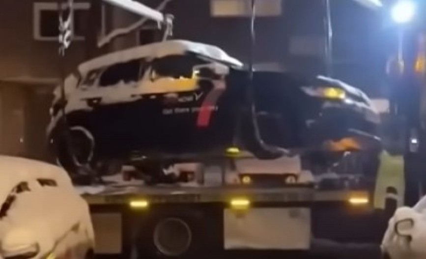 KRVAVO ISKUSTVO SA PAUKOM Pokušaj uklanjanja nepropisno parkiranog auta se pretvorio u katastrofu, snimak zapalio mreže! (VIDEO)