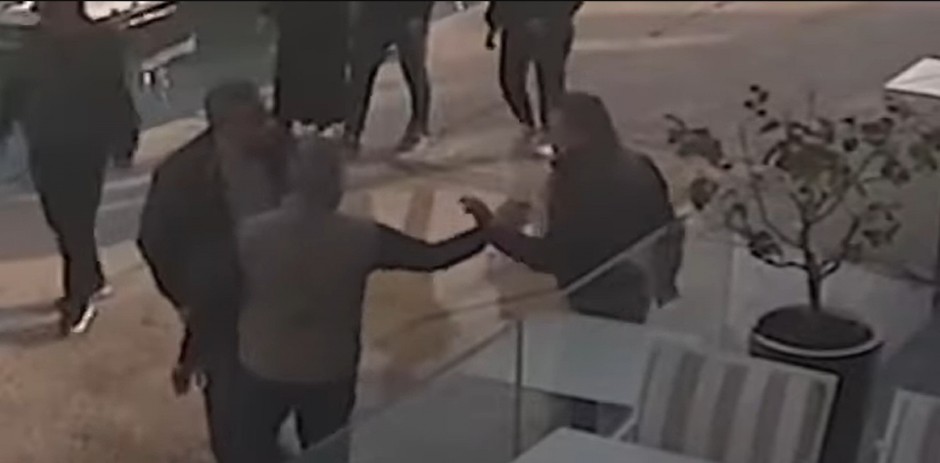 BURA OKO TENDERA ZA ZAKUP PLAŽA NE JENJAVA! DPS tajkuni se našli u problemu: U Budvi napadnut ministar Radunović (VIDEO)